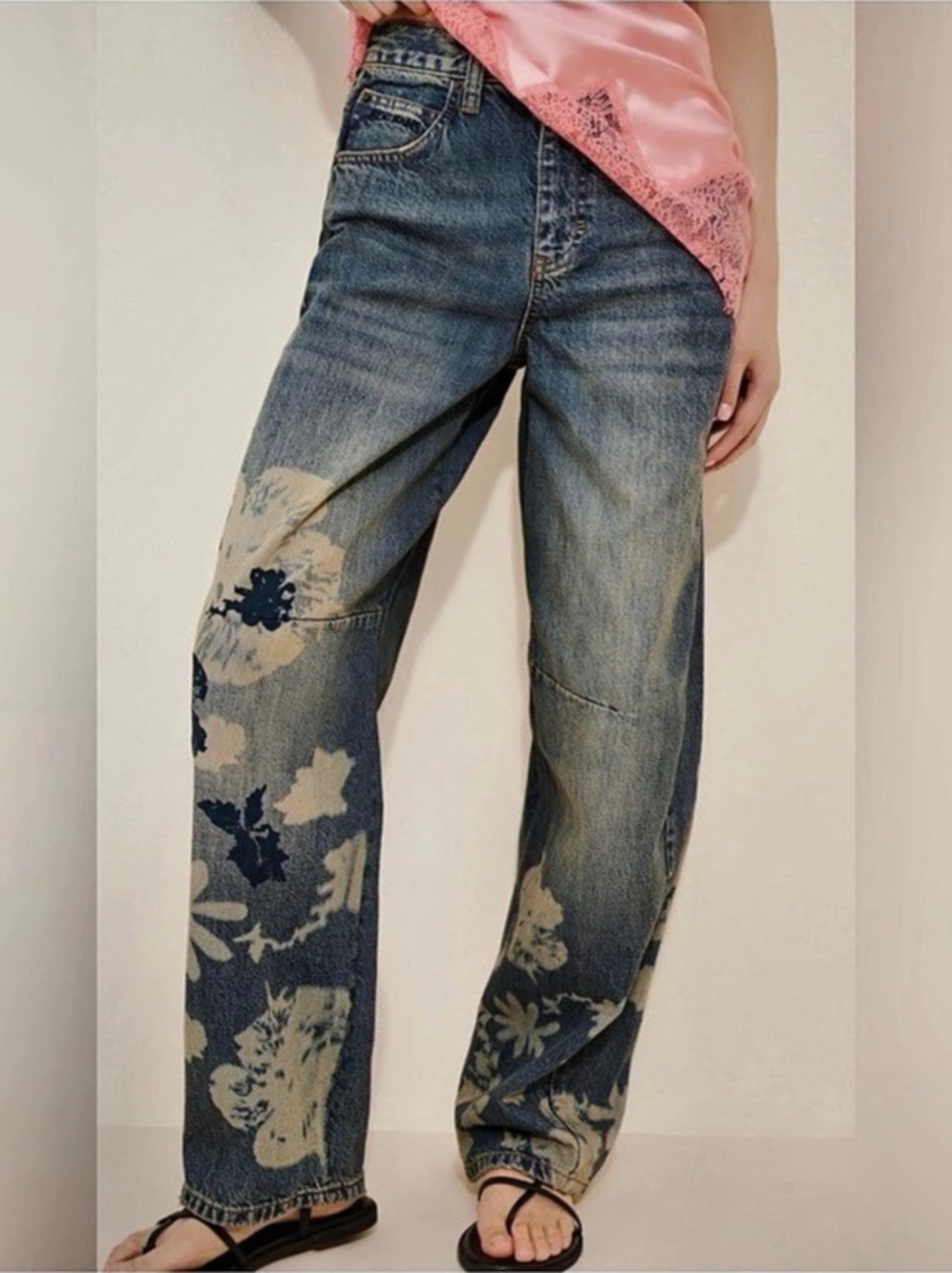 Urban Outfitters Logan Printed
Buckle baggy barrel Jean Like New